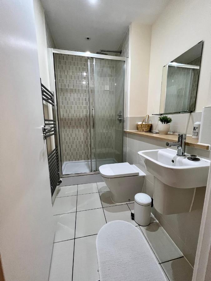 Spacious 2-Bedroom House With Free Parking Chatham  Exteriör bild