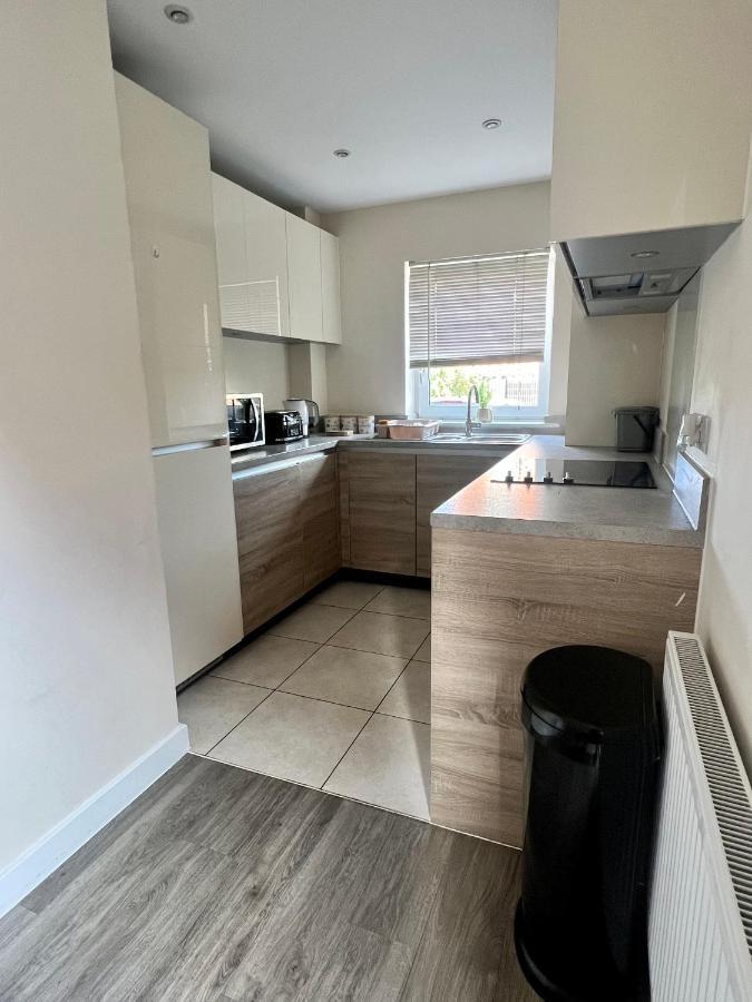 Spacious 2-Bedroom House With Free Parking Chatham  Exteriör bild