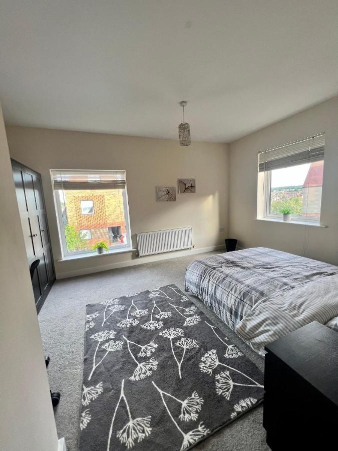 Spacious 2-Bedroom House With Free Parking Chatham  Exteriör bild