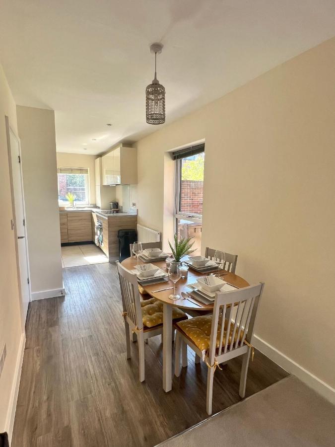 Spacious 2-Bedroom House With Free Parking Chatham  Exteriör bild