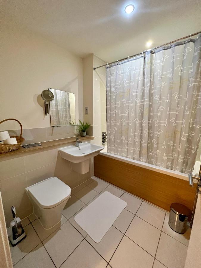 Spacious 2-Bedroom House With Free Parking Chatham  Exteriör bild