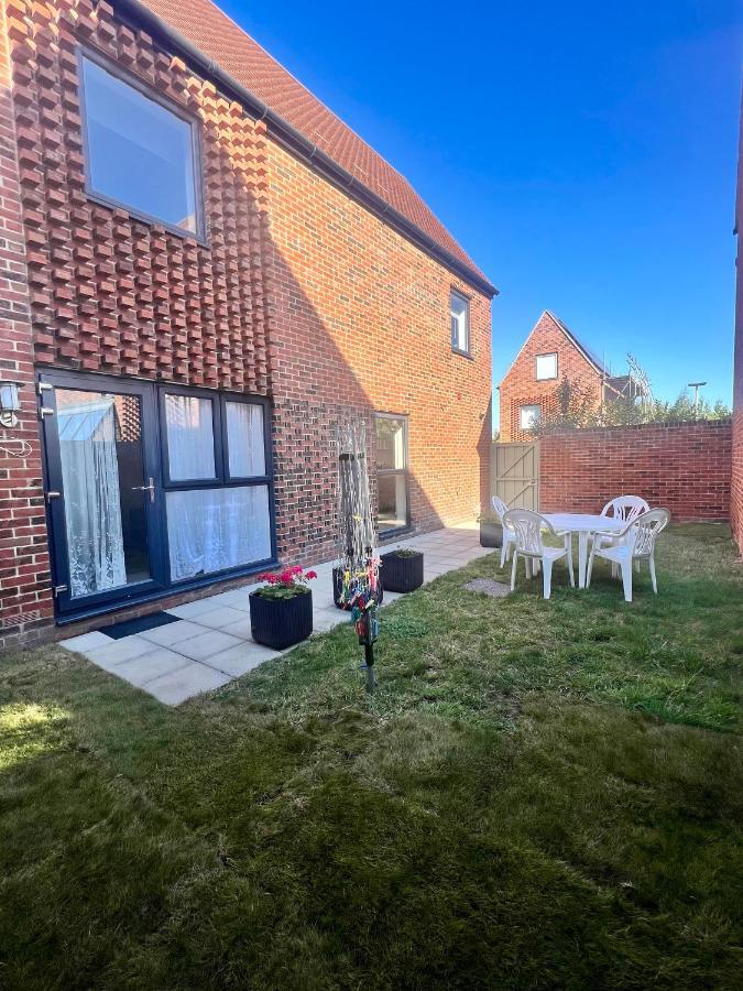 Spacious 2-Bedroom House With Free Parking Chatham  Exteriör bild