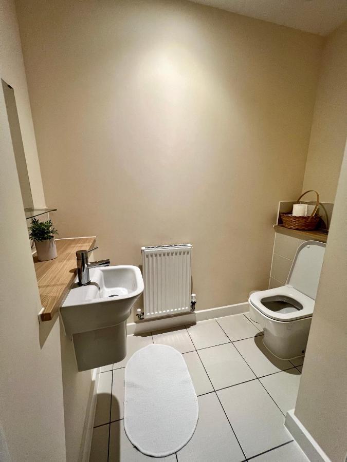 Spacious 2-Bedroom House With Free Parking Chatham  Exteriör bild